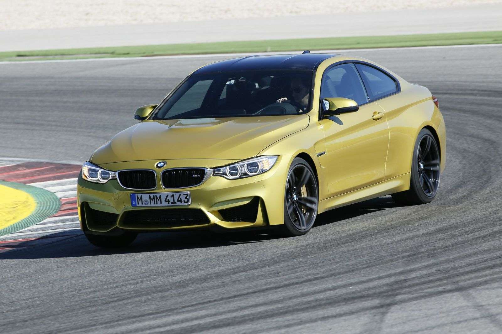 BMW M4 Beraksi di Ultimate Racetrack BMW M4 Beraksi di Ultimate Racetrack