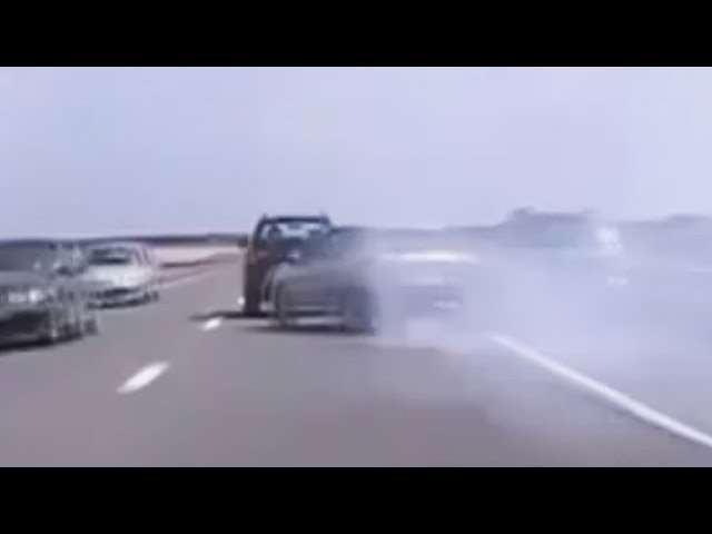Video: Menyalip dari Bahu Jalan = Tindakan Bodoh Video: Menyalip dari Bahu Jalan = Tindakan Bodoh