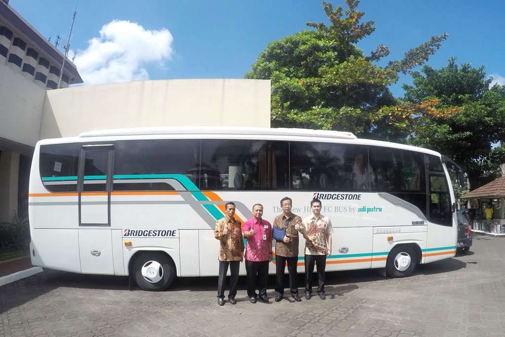 Hino Gelar Road Show FC Bus di Bandung Hino Gelar Road Show FC Bus di Bandung
