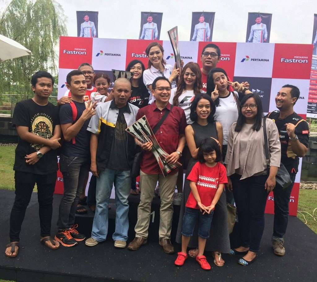 Fans F1 Padati Nonton Bareng Fans F1 Padati Nonton Bareng