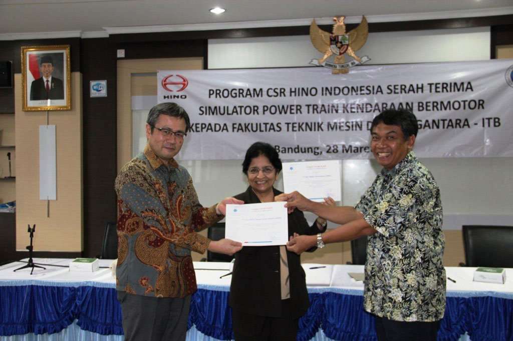 Hino Donasikan Simulator Komponen Kendaraan Bermotor Kepada ITB Hino Donasikan Simulator Komponen Kendaraan Bermotor Kepada ITB