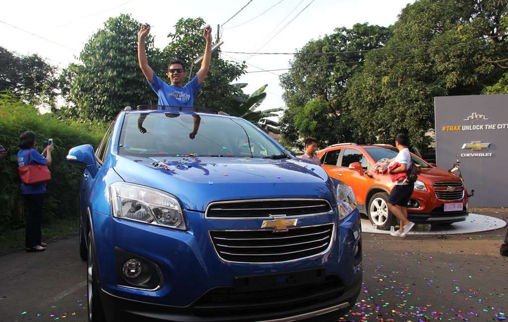 Chevrolet Serahkan 1 Unit Trax Pada Pemenang Trax Unlock the City Chevrolet Serahkan 1 Unit Trax Pada Pemenang Trax Unlock the City