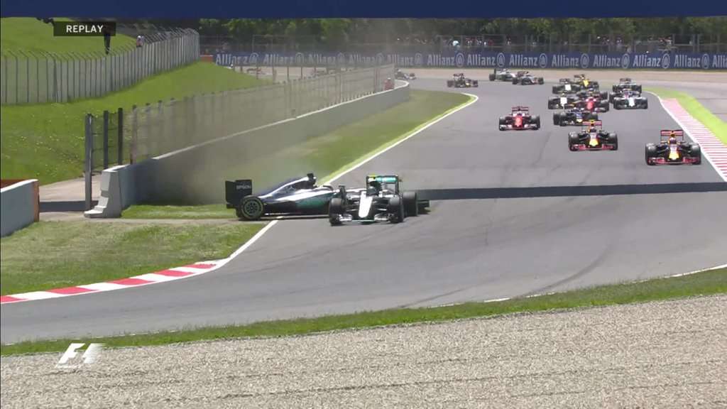 Duo Mercedes Bertabrakan di GP Spanyol, Siapa yang Salah? Duo Mercedes Bertabrakan di GP Spanyol, Siapa yang Salah?