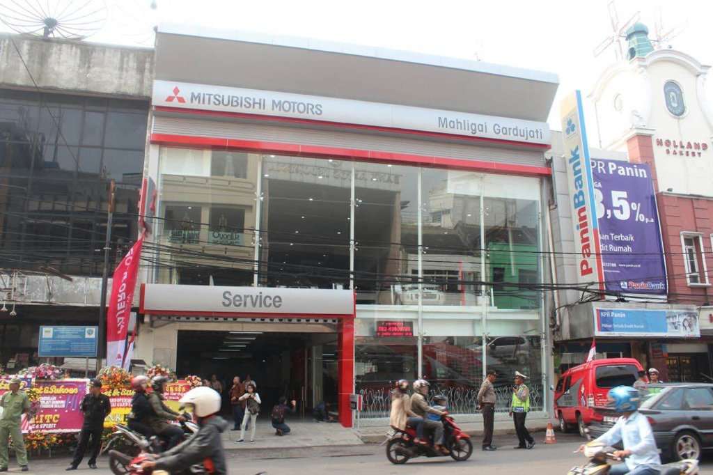 Mitsubishi Buka Diler Kendaraan Penumpang Keempat di Bandung Mitsubishi Buka Diler Kendaraan Penumpang Keempat di Bandung