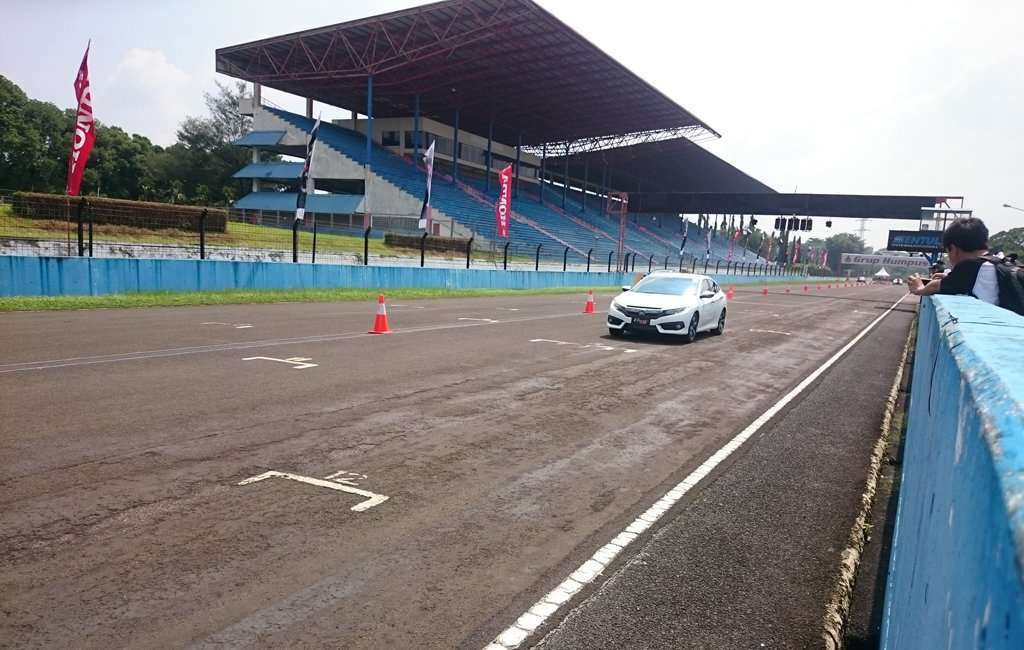 Menjajal Performa Honda All New Civic Turbo Menjajal Performa Honda All New Civic Turbo