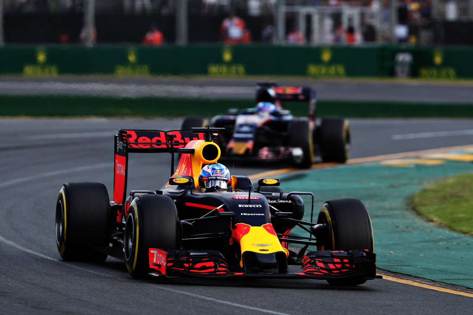 Red Bull dan Toro Rosso Gunakan Mesin Renault Musim Depan Red Bull dan Toro Rosso Gunakan Mesin Renault Musim Depan