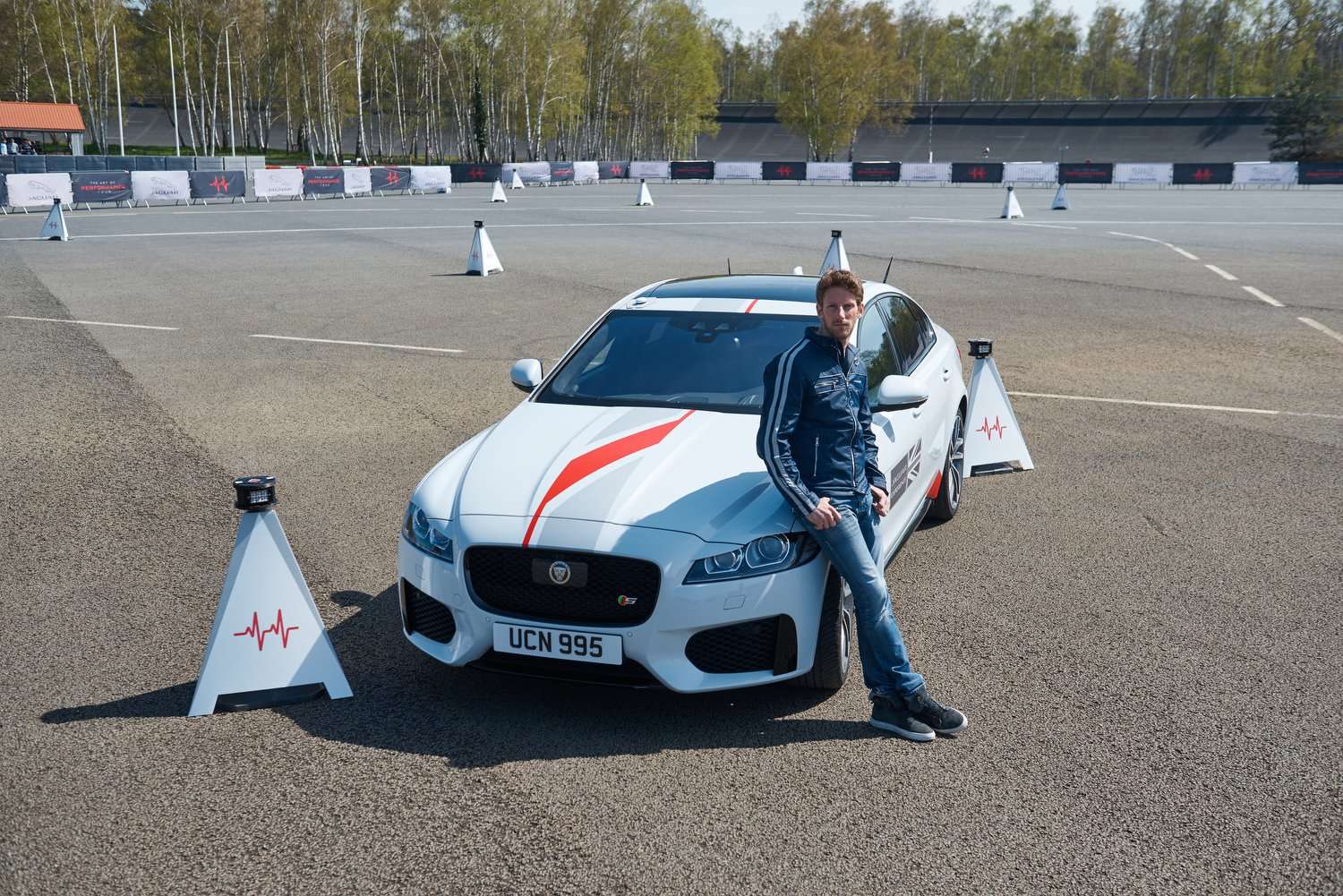 Video: Aksi Romain Grosjean di Jaguar Art Of Performance Video: Aksi Romain Grosjean di Jaguar Art Of Performance