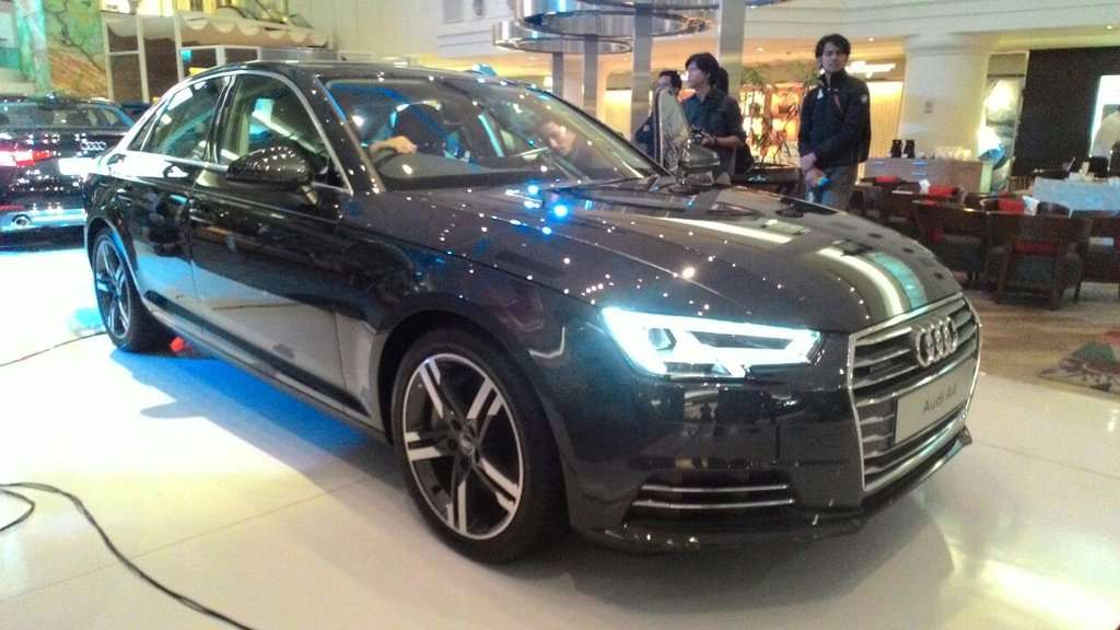 Audi Meluncurkan Generasi Terbaru Sedan A4 Audi Meluncurkan Generasi Terbaru Sedan A4