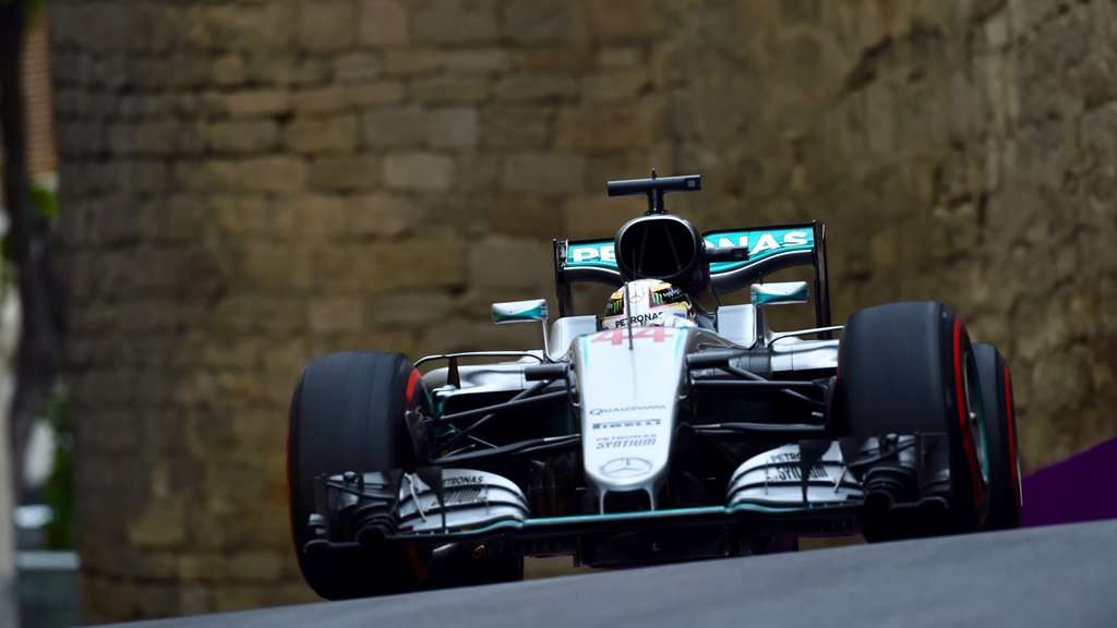 Rio Haryanto Melorot Lagi, Hamilton Masih Perkasa Rio Haryanto Melorot Lagi, Hamilton Masih Perkasa
