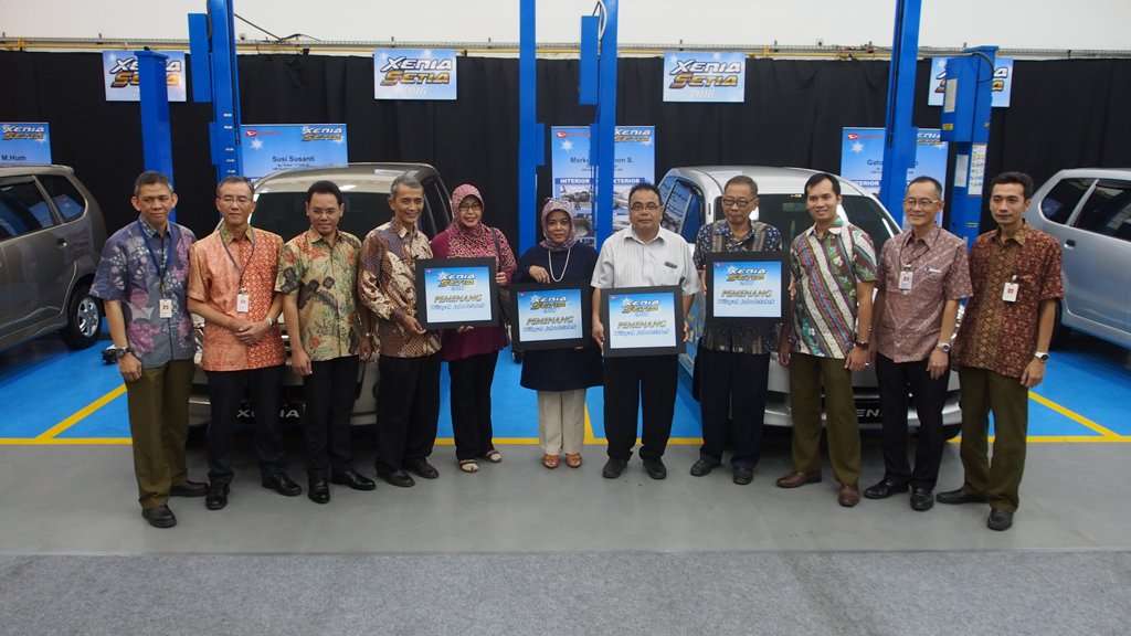 Daihatsu Serahkan 4 Unit Xenia Setia di Jabodetabek Daihatsu Serahkan 4 Unit Xenia Setia di Jabodetabek