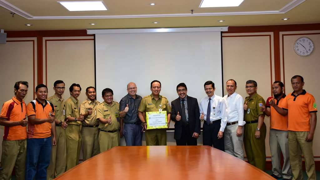 Mitsubishi Donasikan 1.500 Kain Sarung untuk “Pasukan Oranye” Mitsubishi Donasikan 1.500 Kain Sarung untuk “Pasukan Oranye”