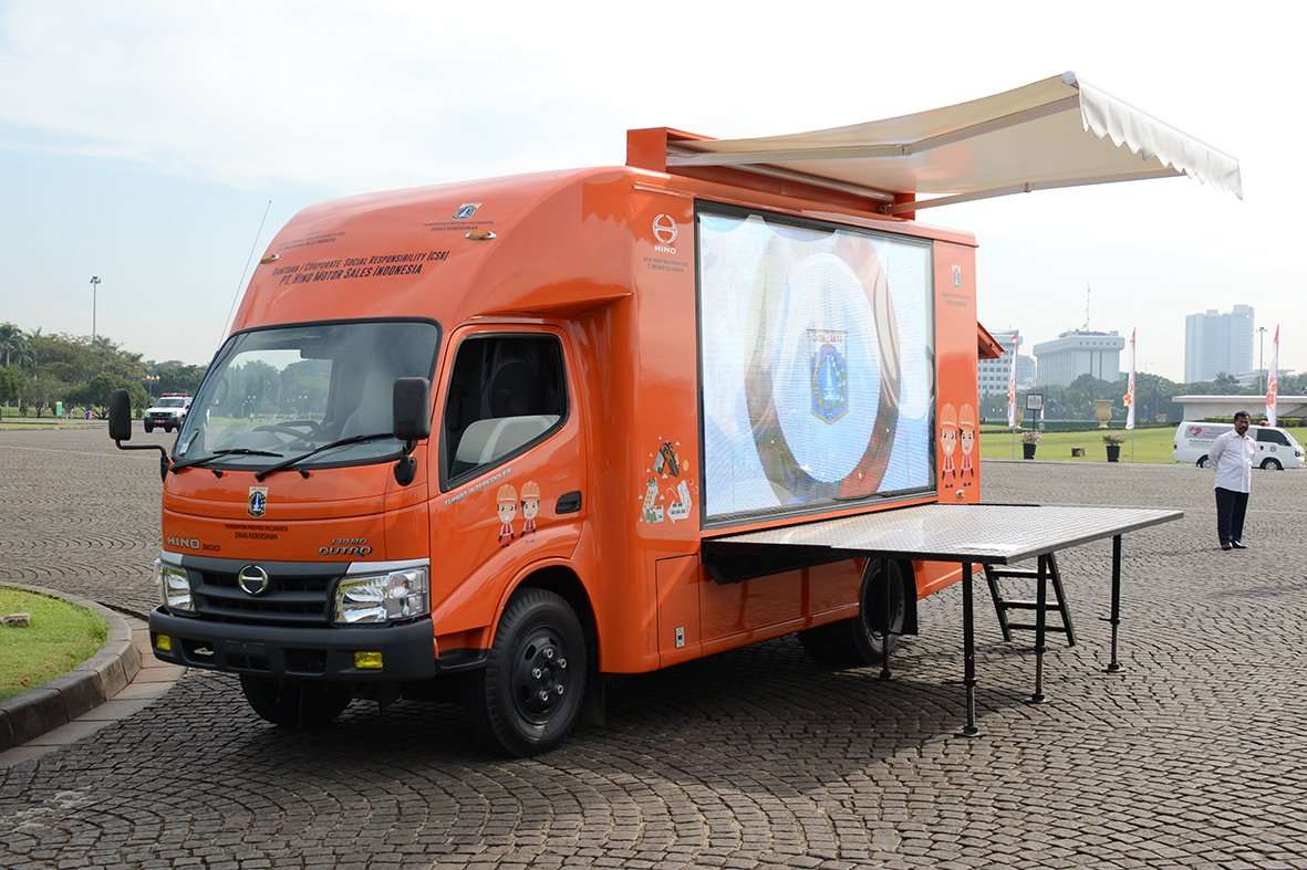 Hino Donasikan Mobil Panggung untuk Dinas Kebersihan Jakarta Hino Donasikan Mobil Panggung untuk Dinas Kebersihan Jakarta
