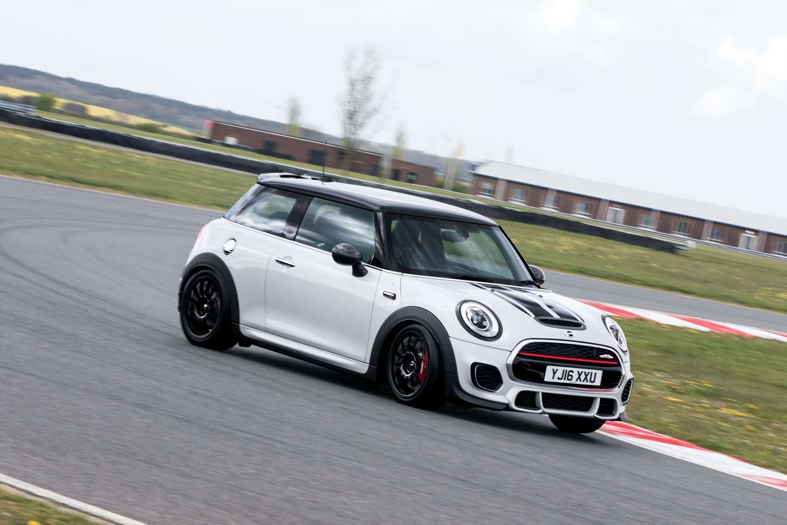 MINI Hadirkan JCW Versi Hardcore MINI Hadirkan JCW Versi Hardcore