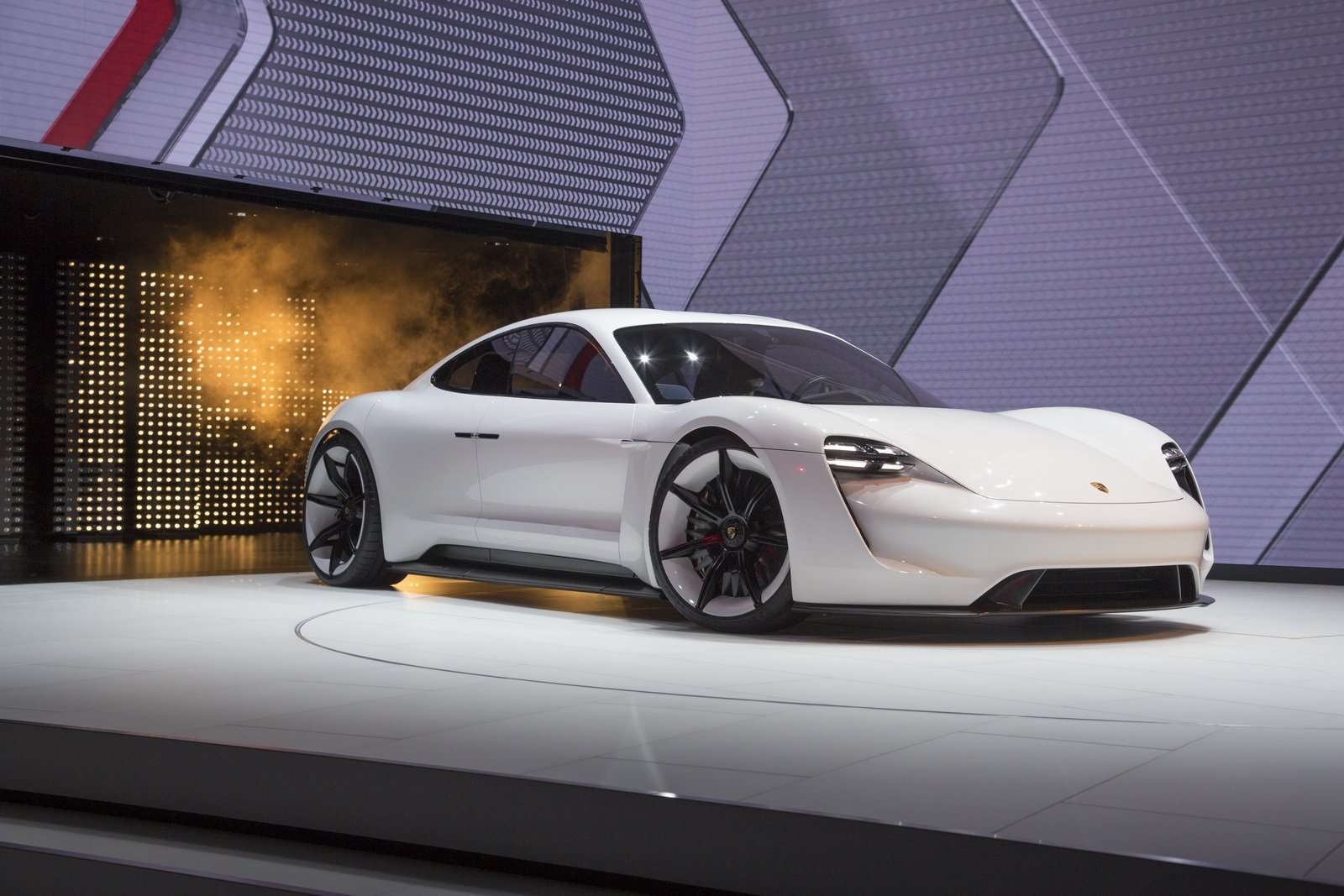 Porsche Mission E Diklaim Lebih Baik dari Tesla Model S Porsche Mission E Diklaim Lebih Baik dari Tesla Model S
