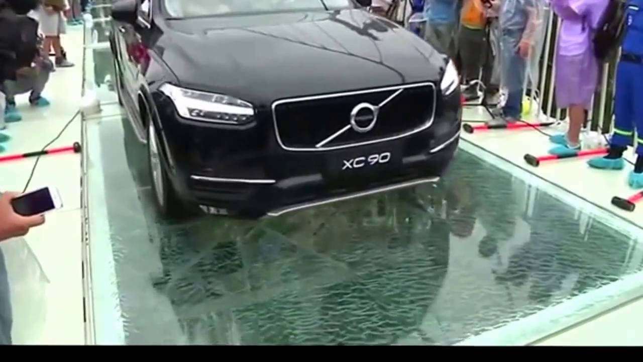 Volvo XC90 Digunakan untuk Menguji Jembatan Kaca di China Volvo XC90 Digunakan untuk Menguji Jembatan Kaca di China