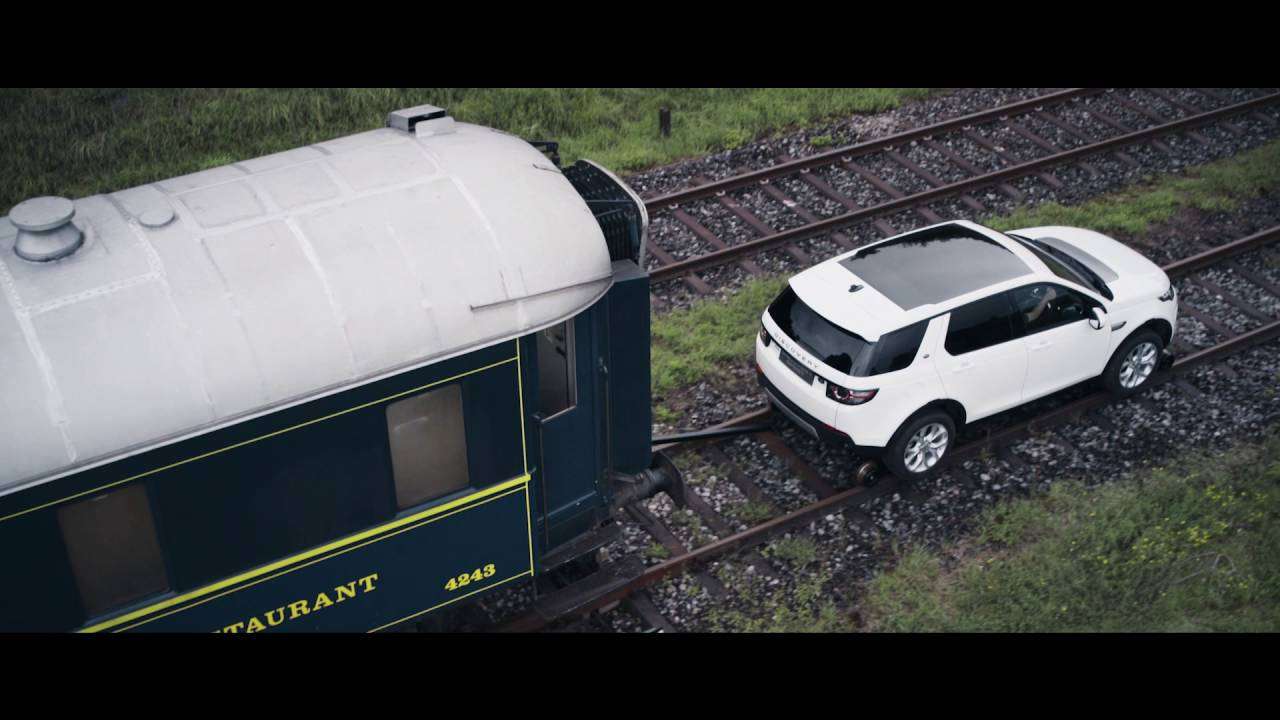 Video: Land Rover Discovery Sport Menarik Kereta Berbobot 110 Ton Video: Land Rover Discovery Sport Menarik Kereta Berbobot 110 Ton