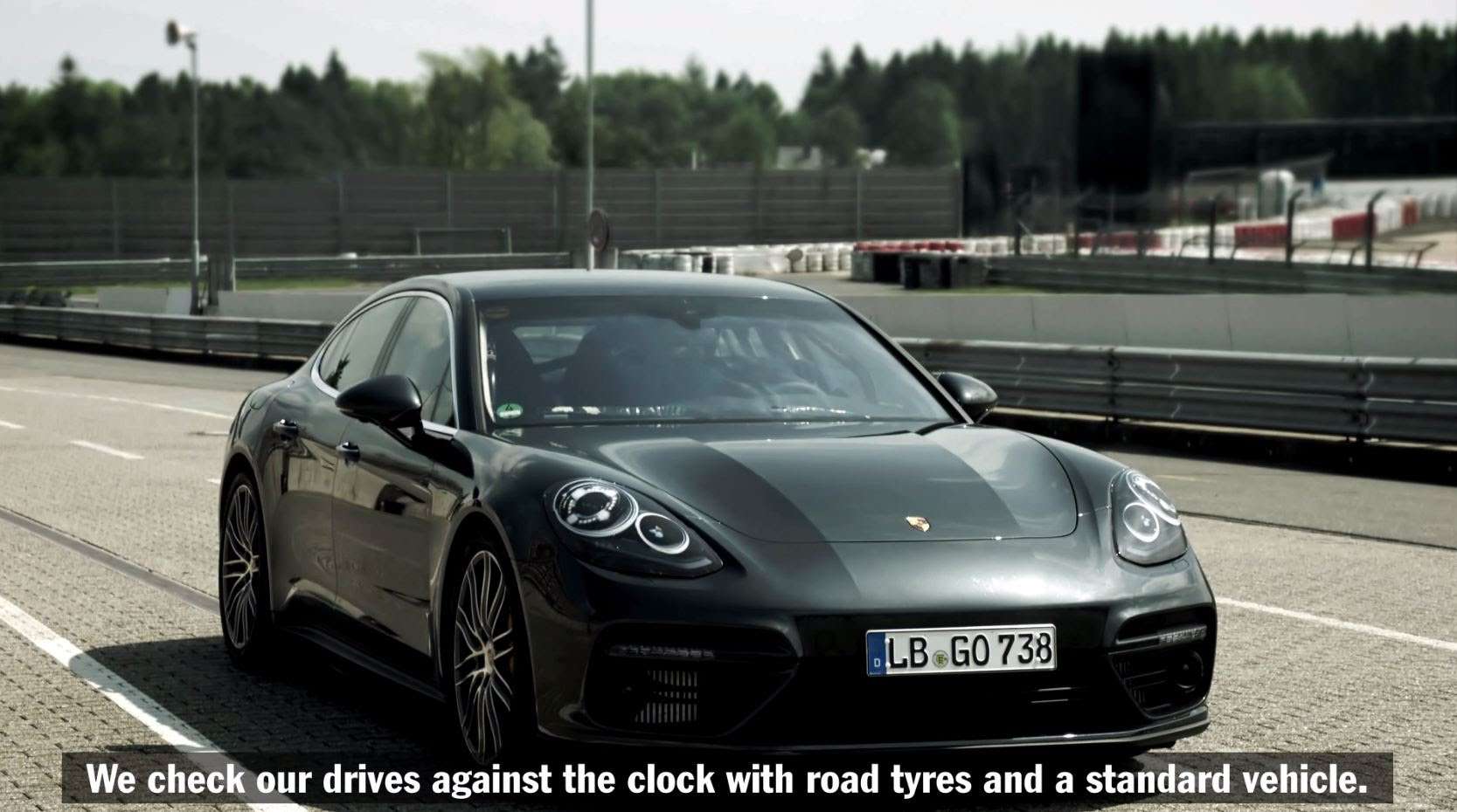 Video: New Porsche Panamera Turbo Samai Kecepatan Lexus LF-A Video: New Porsche Panamera Turbo Samai Kecepatan Lexus LF-A