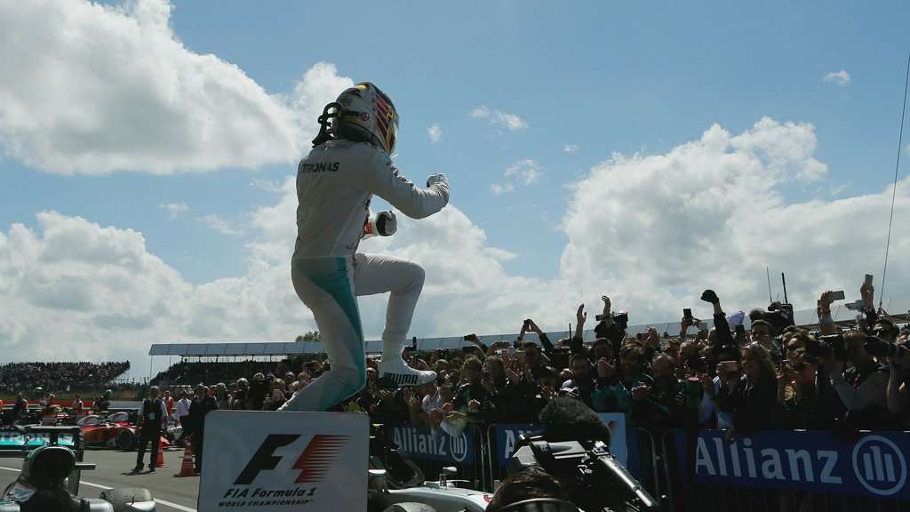 Hattrik di GP Inggris, Hamilton Dekati Poin Rosberg Hattrik di GP Inggris, Hamilton Dekati Poin Rosberg