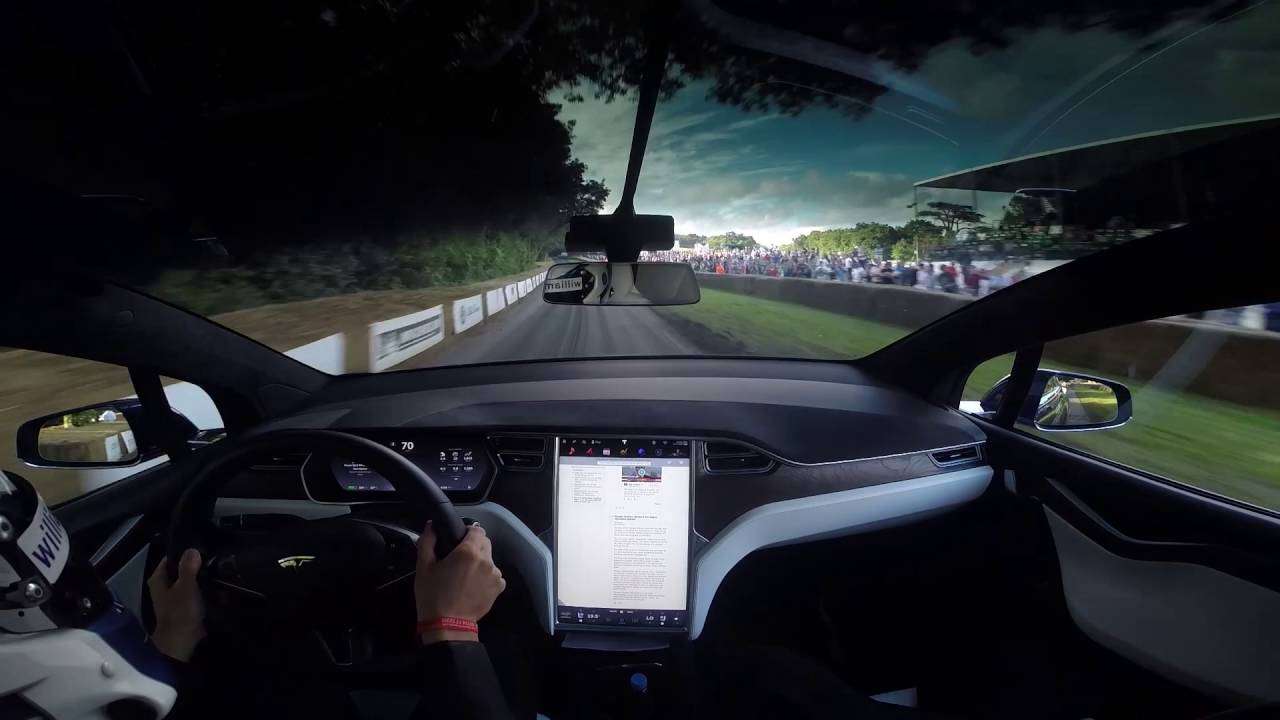 Video: Aksi Tesla Model X SUV di Hillclimb Goodwood Video: Aksi Tesla Model X SUV di Hillclimb Goodwood
