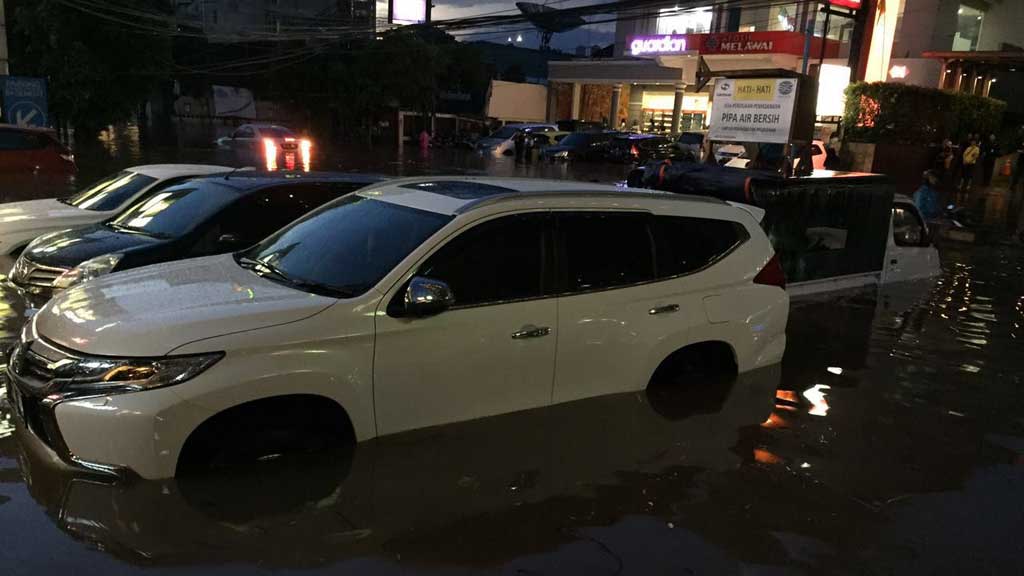 Mobil Anda Terendam Banjir? Perhatikan Hal-Hal Berikut Mobil Anda Terendam Banjir? Perhatikan Hal-Hal Berikut