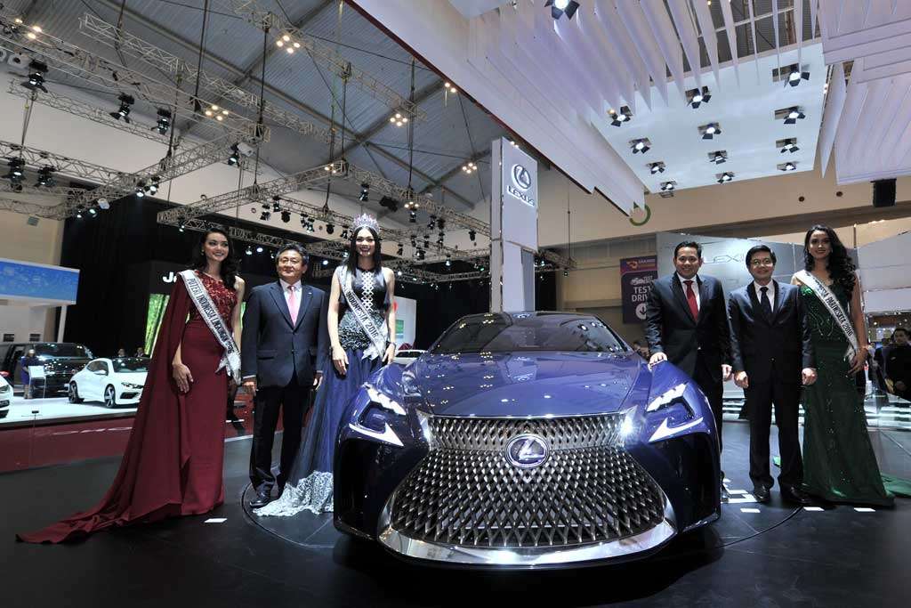 Lexus Pikat Pengunjung dengan LF-FC dan RC F GT3 Lexus Pikat Pengunjung dengan LF-FC dan RC F GT3