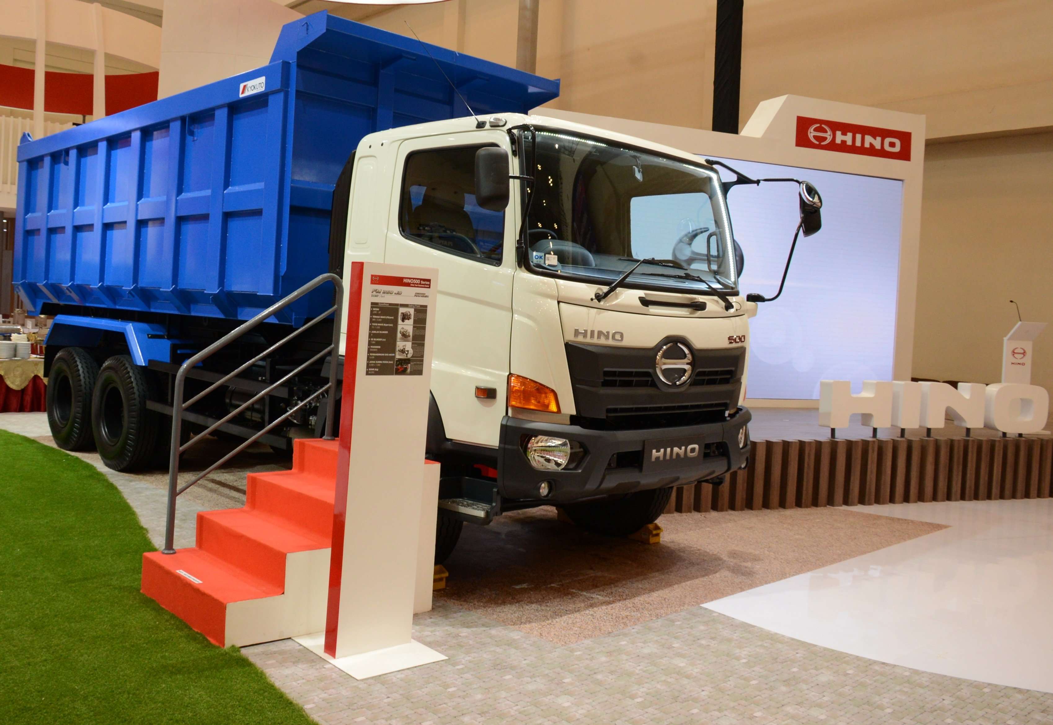Hino Catat Penjualan 11.913 Unit di Semester Pertama 2016 Hino Catat Penjualan 11.913 Unit di Semester Pertama 2016