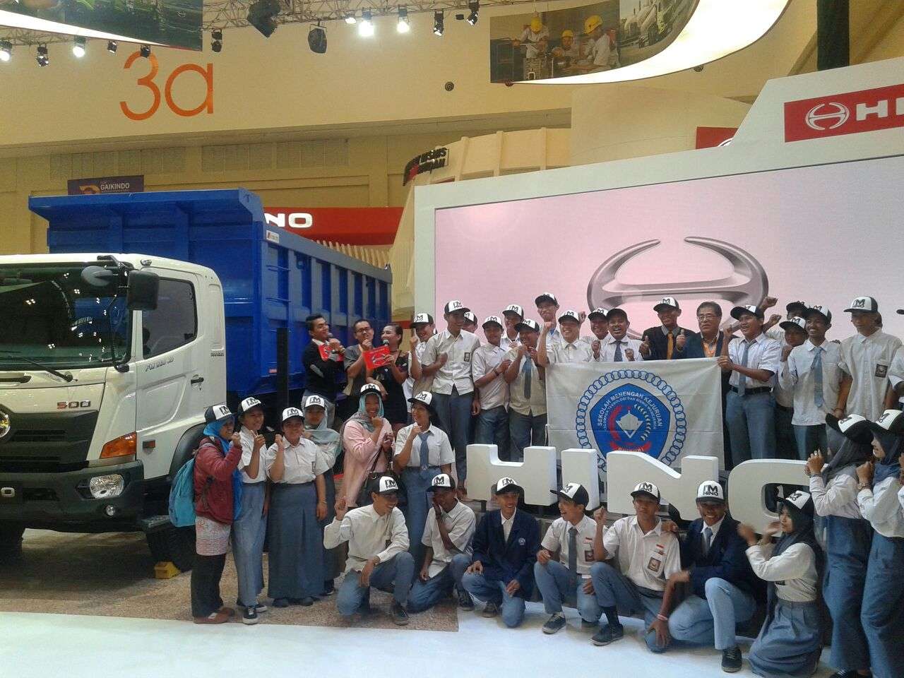 Hino Undang Pelanggan Setia dan Siswa SMK ke GIIAS 2016 Hino Undang Pelanggan Setia dan Siswa SMK ke GIIAS 2016