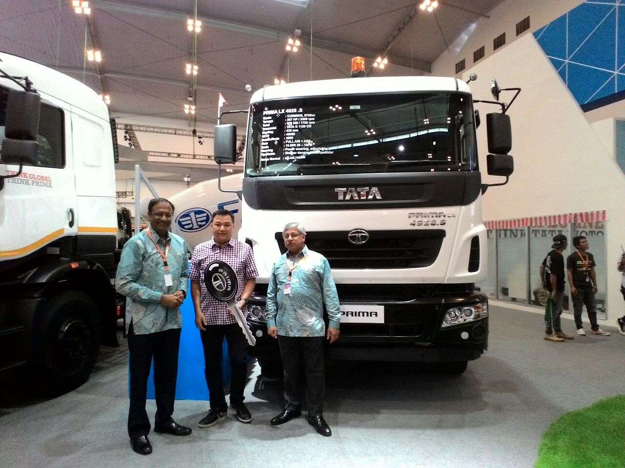 Tata Motors Serahkan Kunci Kepada 5 Konsumen Tata Motors Serahkan Kunci Kepada 5 Konsumen