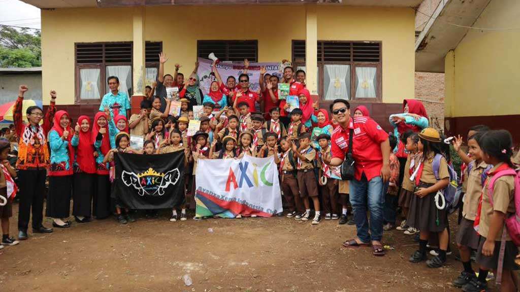 AXIC Lampung Bagikan 200 Buku Pelajaran AXIC Lampung Bagikan 200 Buku Pelajaran
