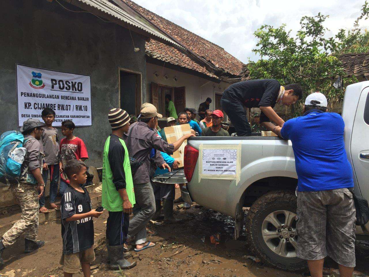 Nissan Berikan Bantuan untuk Korban Bencana Alam di Garut Nissan Berikan Bantuan untuk Korban Bencana Alam di Garut