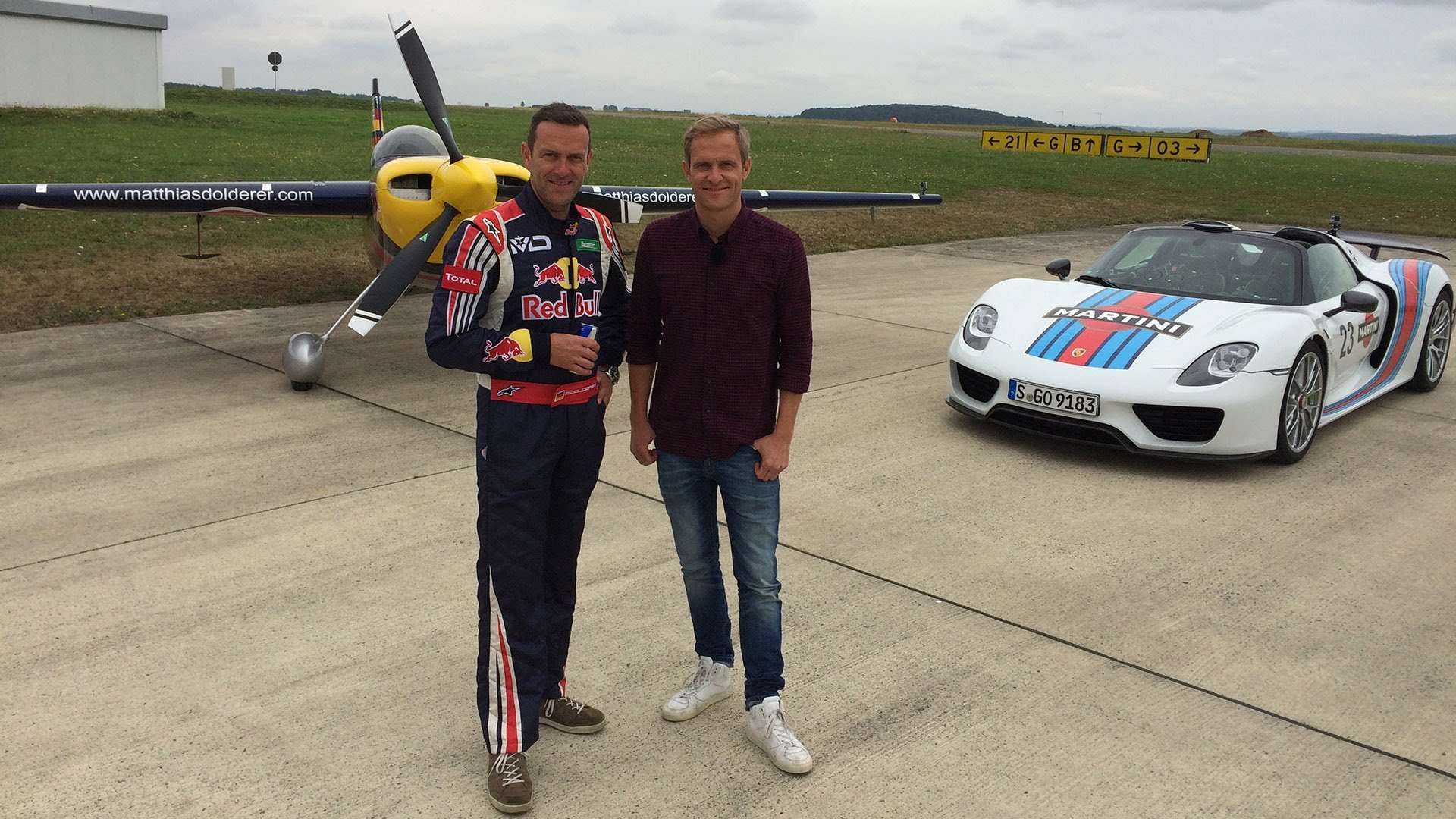 Video: Porsche 918 Spyder Vs Pesawat Balap Video: Porsche 918 Spyder Vs Pesawat Balap