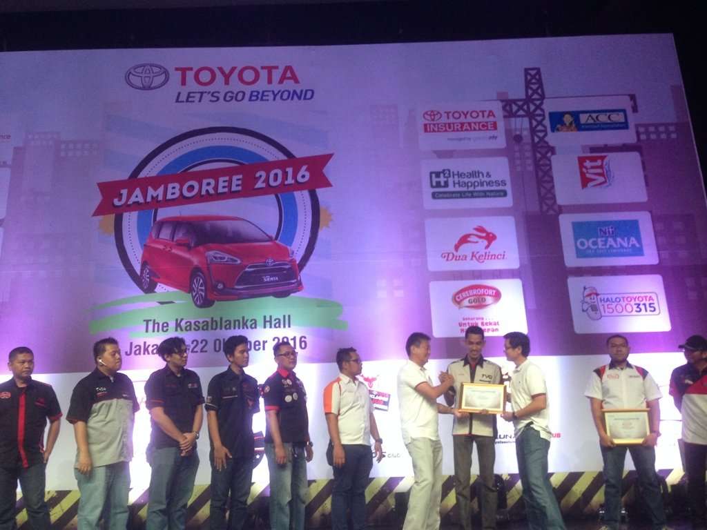 Ratusan Mobil Toyota Invasi Mal KoKas Ratusan Mobil Toyota Invasi Mal KoKas