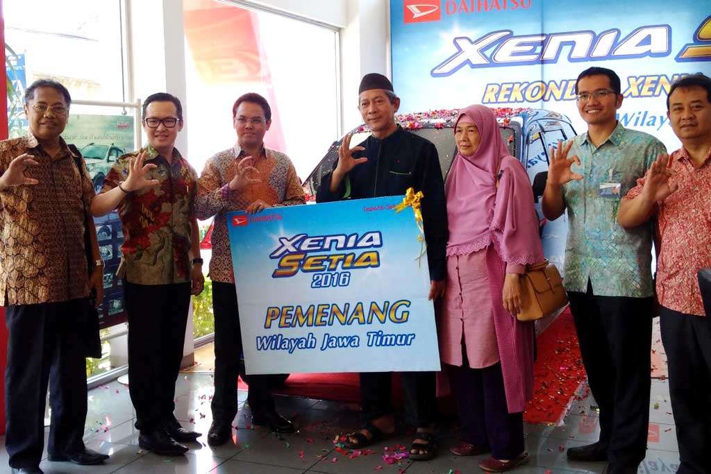 Pemenang Daihatsu Xenia Setia Malang Terima Mobilnya Pemenang Daihatsu Xenia Setia Malang Terima Mobilnya