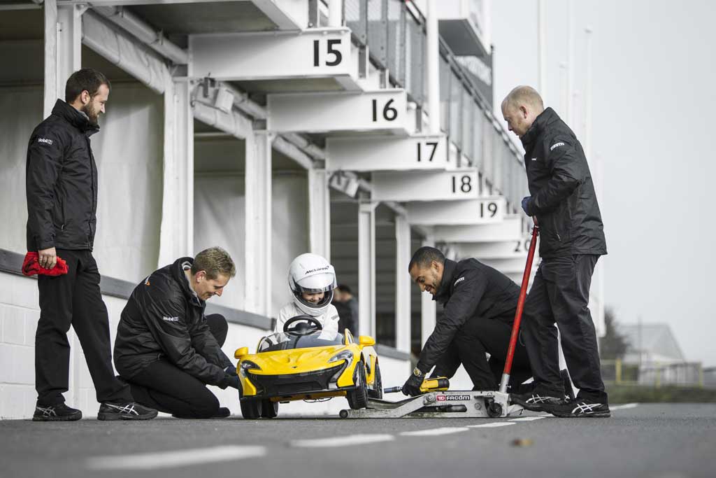 Ini Dia Mobil Listrik Pertama McLaren P1 Ini Dia Mobil Listrik Pertama McLaren P1