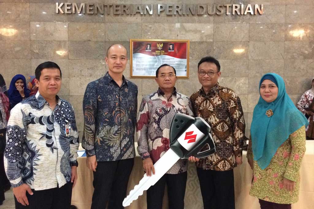 Suzuki Donasikan 3 Unit Ertiga ke Institusi Pendidikan Binaan Kemenperin Suzuki Donasikan 3 Unit Ertiga ke Institusi Pendidikan Binaan Kemenperin