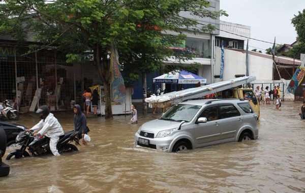 Jangan Langsung Ngebut Ketika Habis Melewati Banjir Jangan Langsung Ngebut Ketika Habis Melewati Banjir