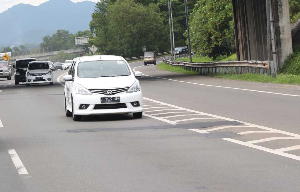 TEST DRIVE: Bandung–Jakarta Hanya 7 Liter dengan Nissan Grand Livina TEST DRIVE: Bandung–Jakarta Hanya 7 Liter dengan Nissan Grand Livina