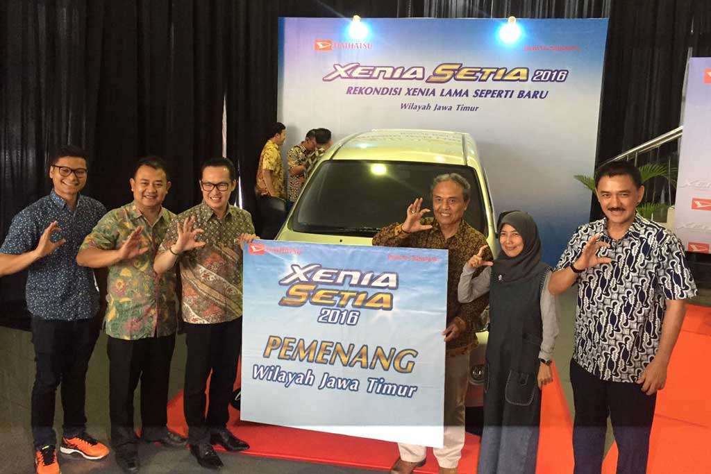 Daihatsu Serahkan Pemenang Xenia Setia di Surabaya Daihatsu Serahkan Pemenang Xenia Setia di Surabaya
