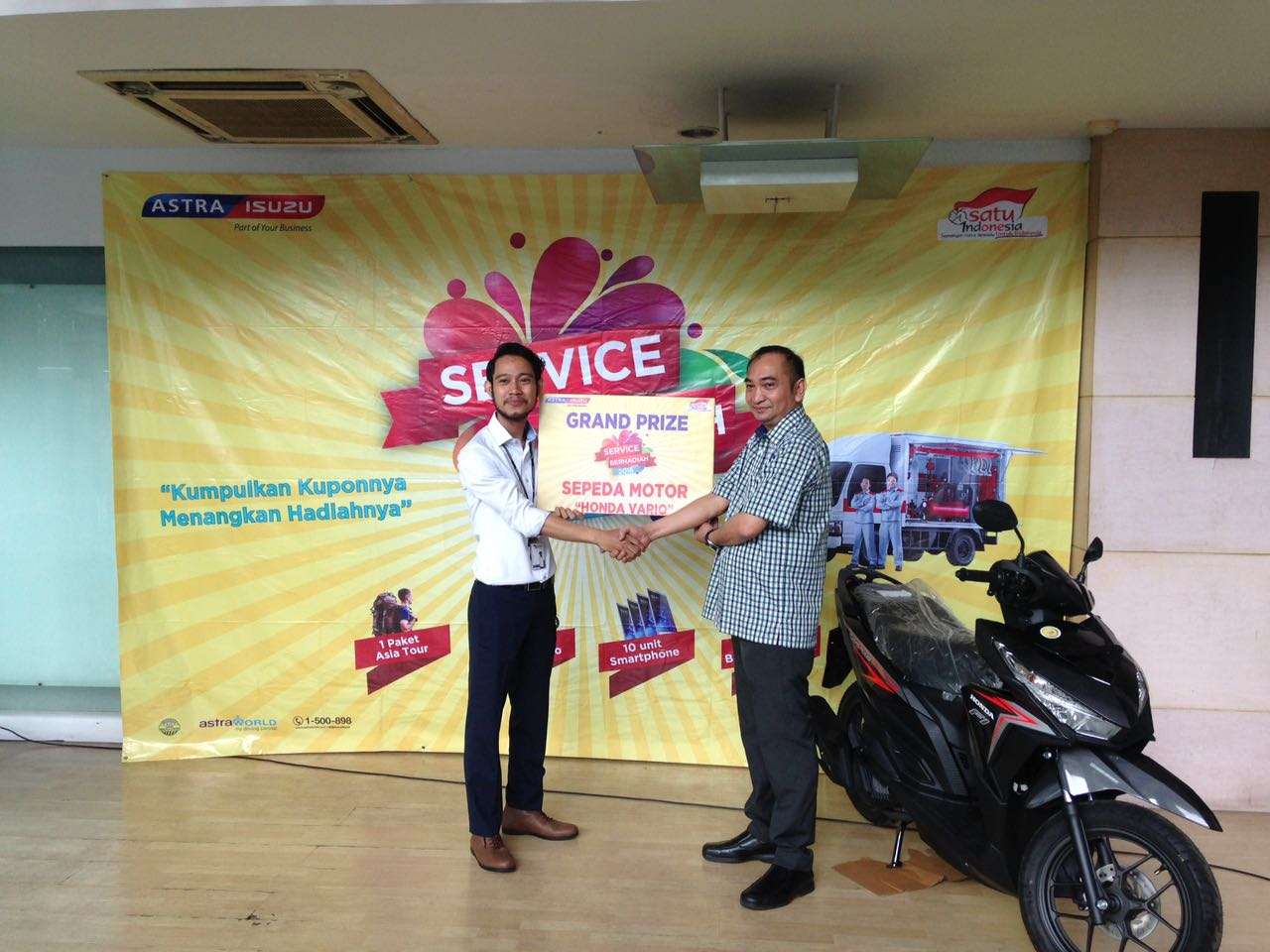 Isuzu Serahkan Grand Prize Kepada Pemenang Service Berhadiah 2016 Isuzu Serahkan Grand Prize Kepada Pemenang Service Berhadiah 2016