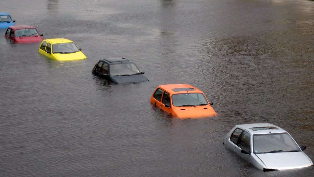 Mobil Terendam Banjir, Apa yang Harus Dilakukan? Mobil Terendam Banjir, Apa yang Harus Dilakukan?