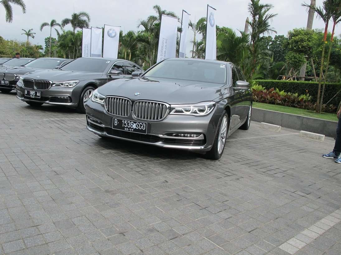 TEST DRIVE: Menjadi Penguasa BMW 740Li Pure Excellence TEST DRIVE: Menjadi Penguasa BMW 740Li Pure Excellence