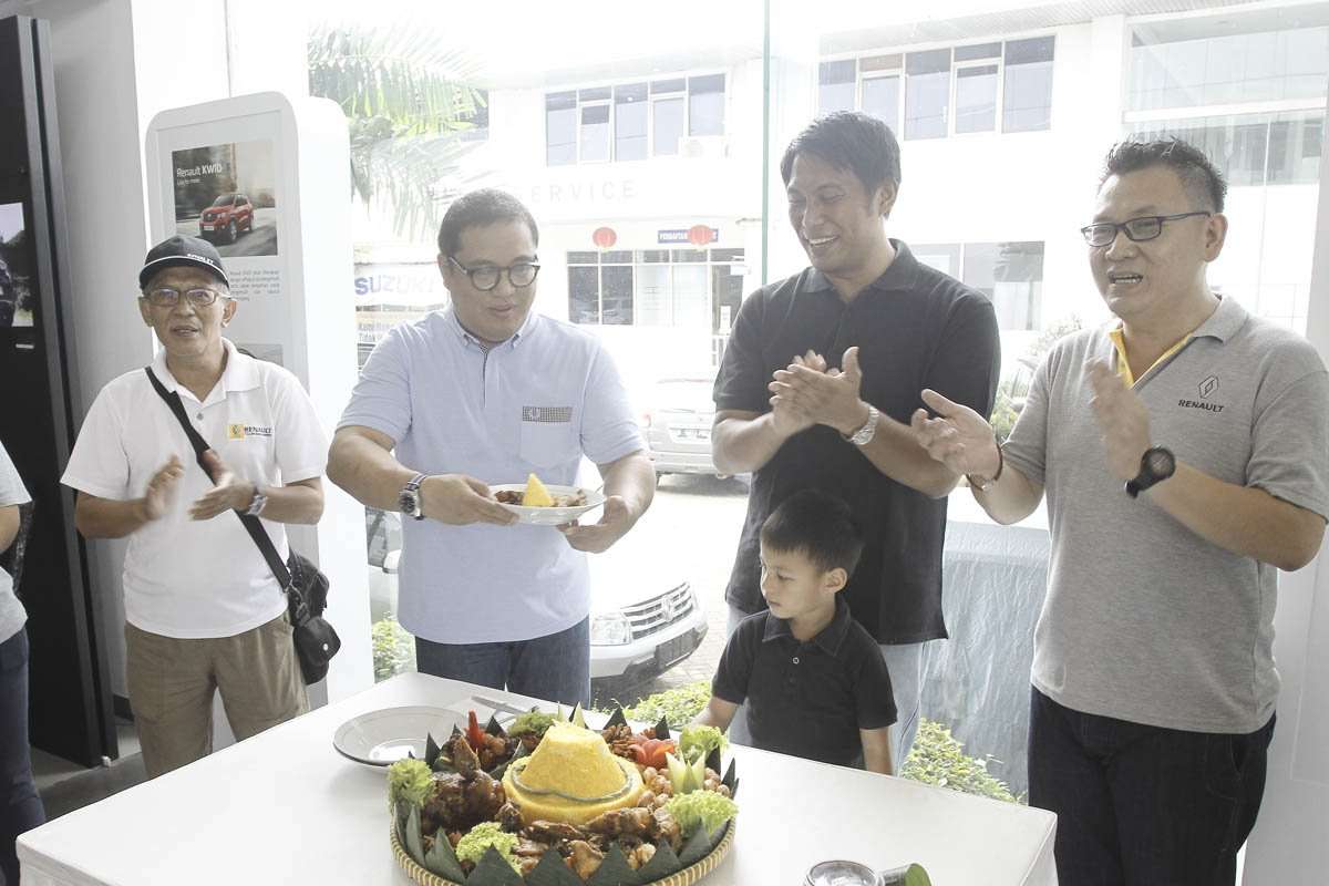 Komunitas Renault Indonesia Rayakan Ulang Tahun Pertama Komunitas Renault Indonesia Rayakan Ulang Tahun Pertama