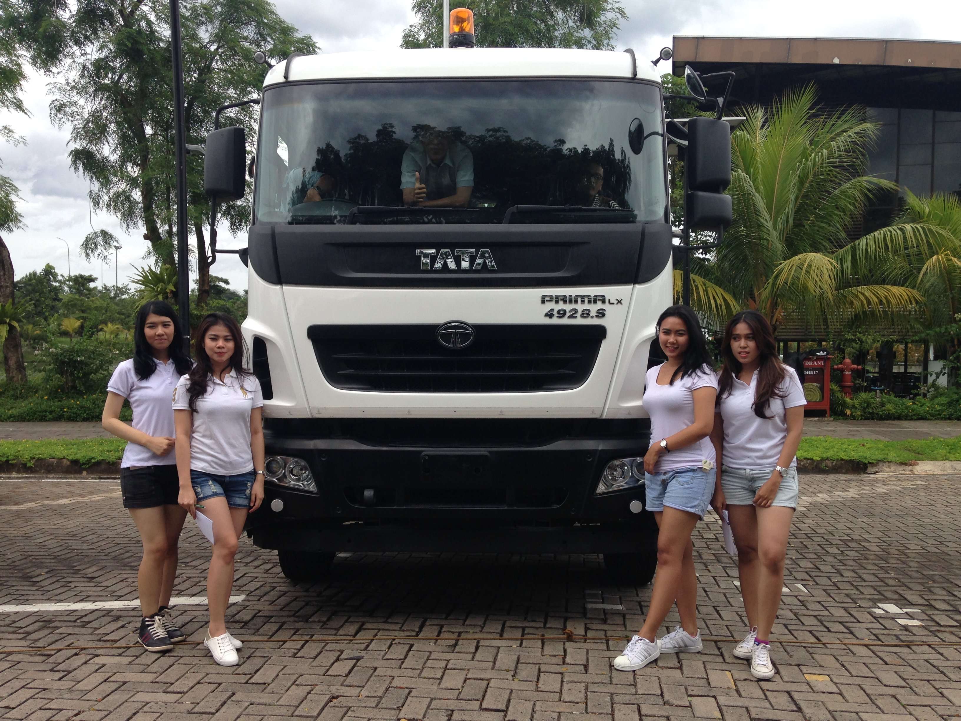 Tata Motors Optimistis Hadapi Tahun 2017 Tata Motors Optimistis Hadapi Tahun 2017