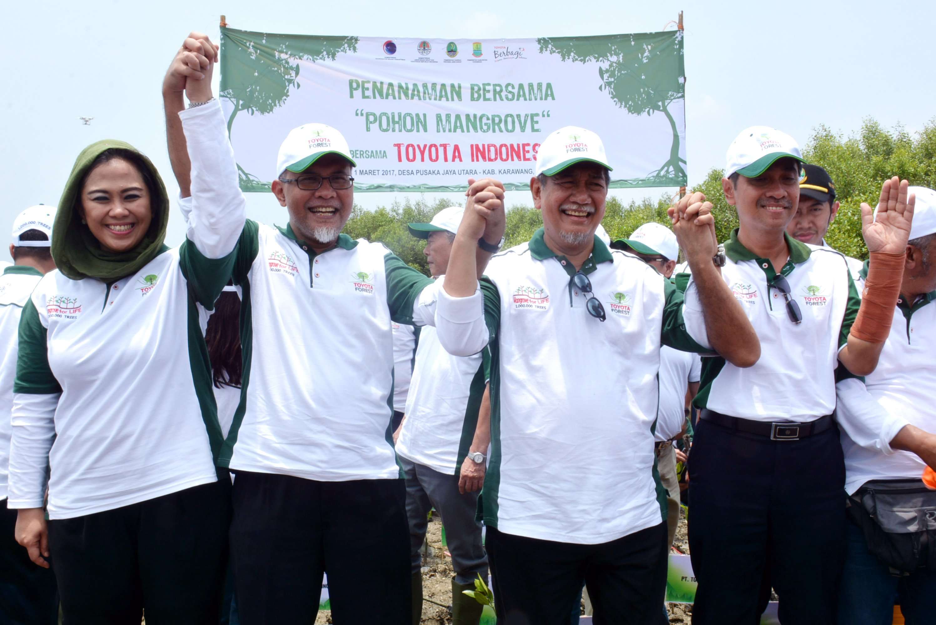 Toyota Indonesia Ajak Komunitas dan Pelajar Tanam Pohon Bakau Toyota Indonesia Ajak Komunitas dan Pelajar Tanam Pohon Bakau