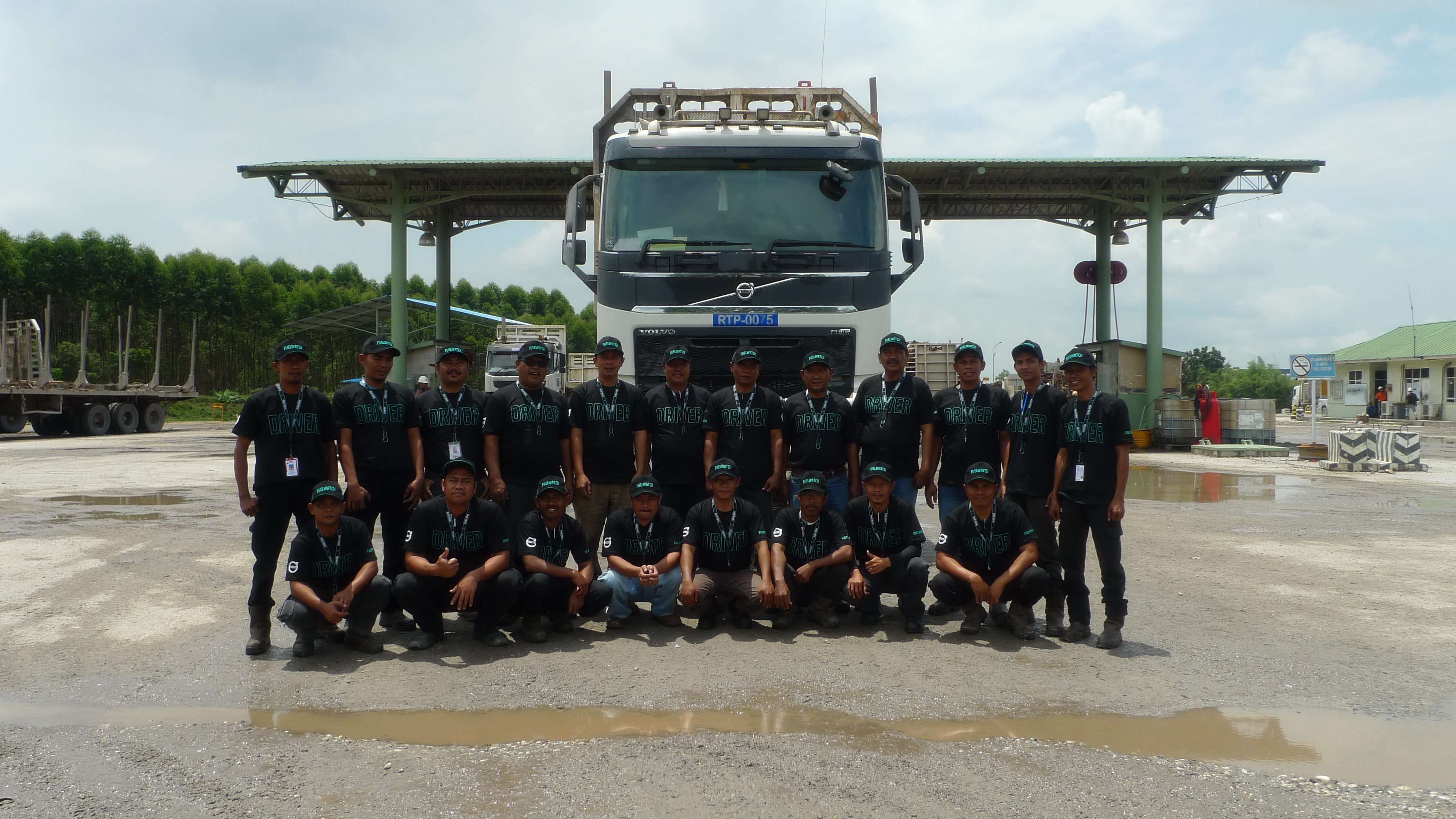 Volvo Trucks Gelar Seleksi Kompetisi Adu Irit 2017 di 7 Kota Volvo Trucks Gelar Seleksi Kompetisi Adu Irit 2017 di 7 Kota