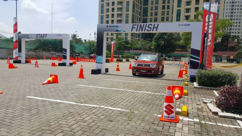 Suzuki Menggelar Mini Gymkhana Menggunakan Ignis Suzuki Menggelar Mini Gymkhana Menggunakan Ignis