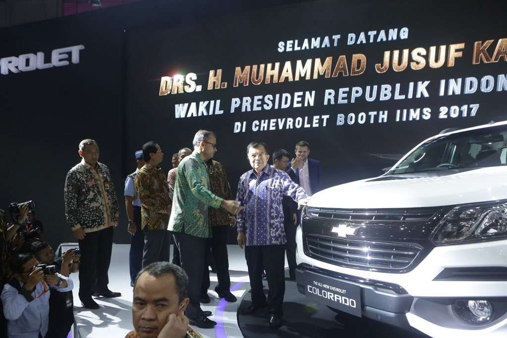 Wakil Presiden Jusuf Kalla Kunjungi Booth Chevrolet di IIMS 2017 Wakil Presiden Jusuf Kalla Kunjungi Booth Chevrolet di IIMS 2017