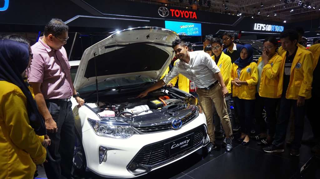 Toyota Kenalkan Teknologi Ramah Lingkungan pada Mahasiswa Toyota Kenalkan Teknologi Ramah Lingkungan pada Mahasiswa
