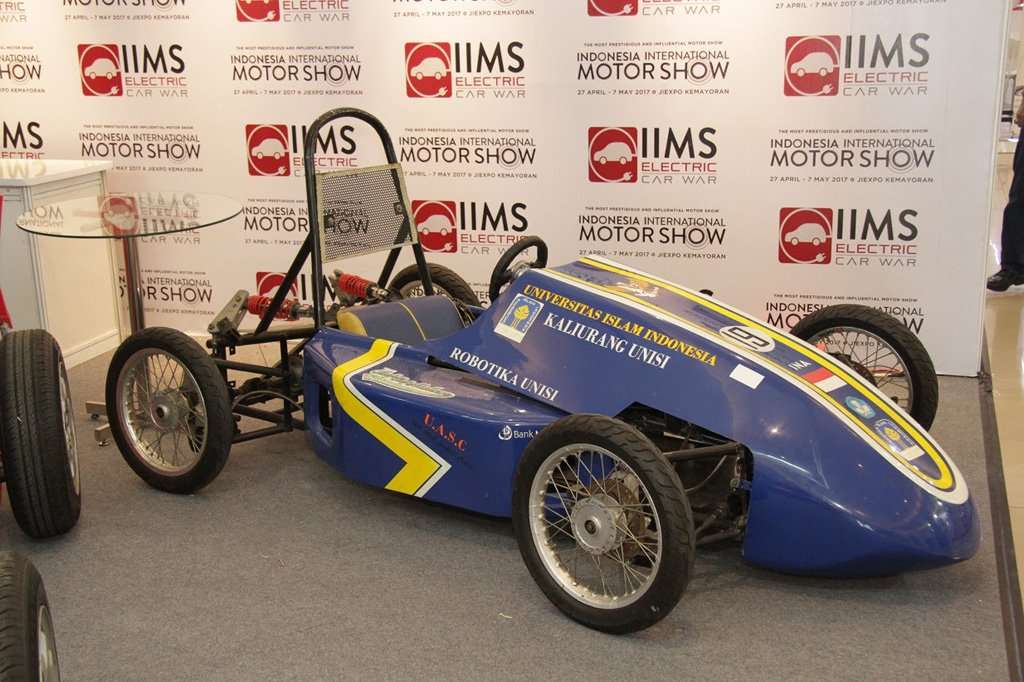 Mobil Listrik Mahasiswa dan Produk Lokal Tanah Air di IIMS 2017 Mobil Listrik Mahasiswa dan Produk Lokal Tanah Air di IIMS 2017