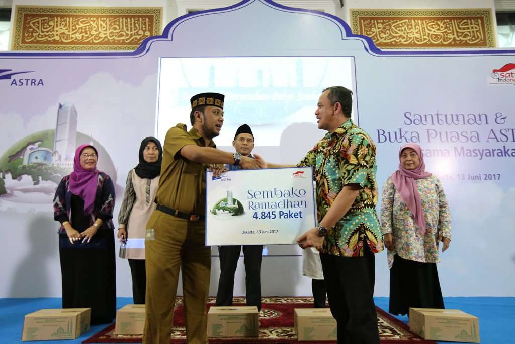 Grup Astra Bagi-Bagi 13.461 Paket Sembako di Jabodetabek Grup Astra Bagi-Bagi 13.461 Paket Sembako di Jabodetabek